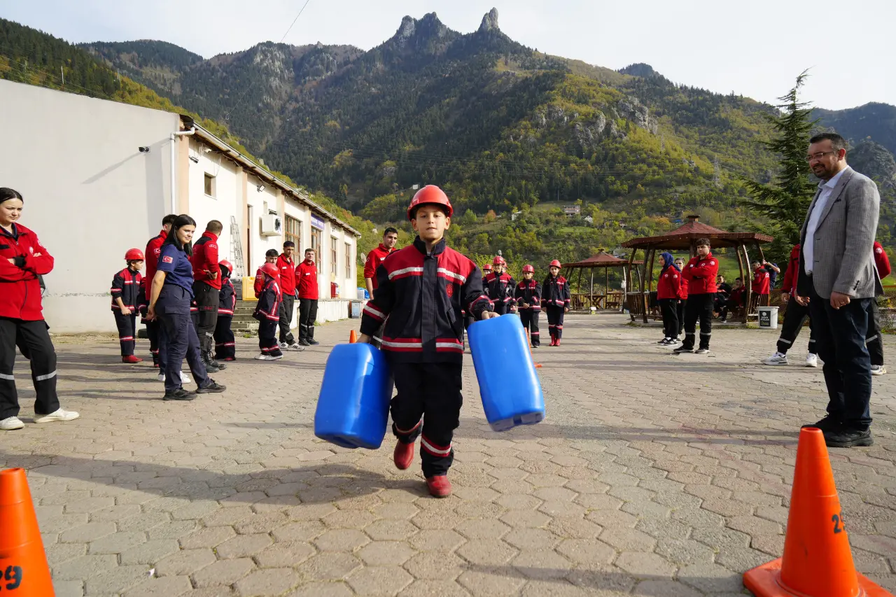 Gümüşhane’de ‘Gençlik İtfaiyesi’ projesiyle afet bilinci temelden kazandırılıyor 6