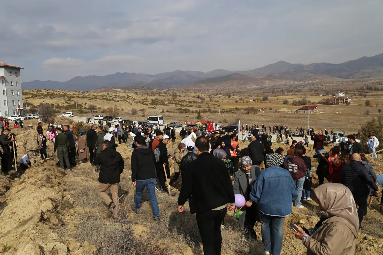 Üniversite'de yeşil seferberlik, binlerce fidanı toprakla buluşturuldu 5