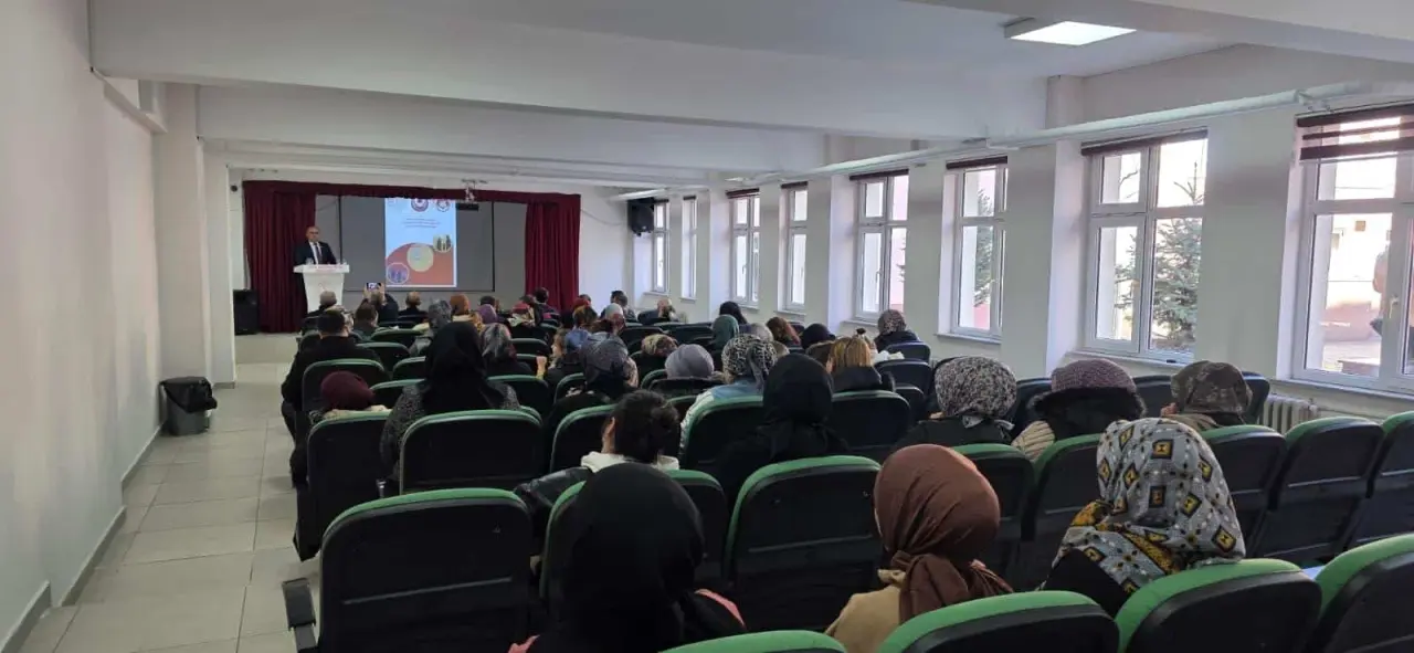 Torul’da "Her Şey Aile İle Başlar" diyerek velilere yol haritası çizildi 11