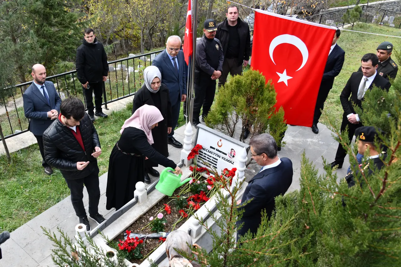 Şehit Öğretmen Necmettin Yılmaz Öğretmenler Gününde kabri başında anıldı 5
