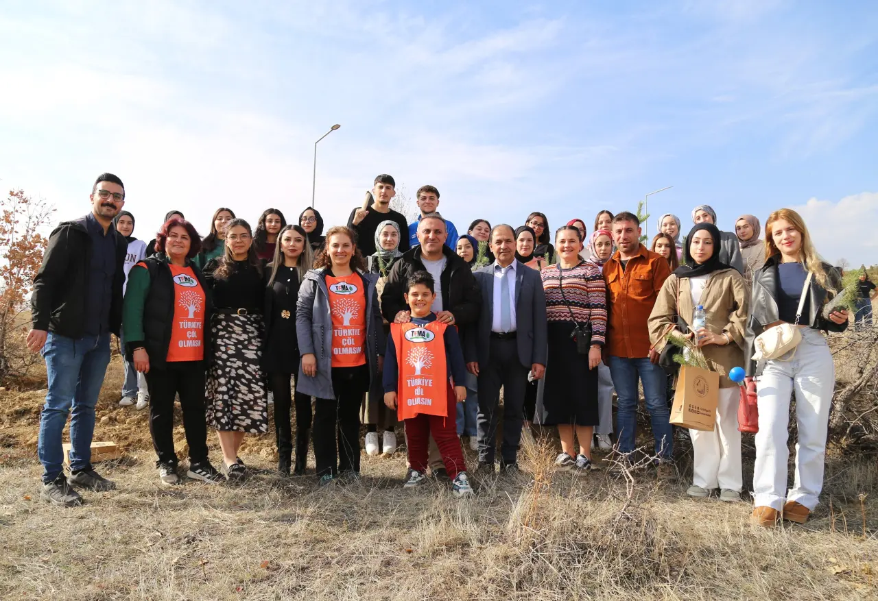 Üniversite'de yeşil seferberlik, binlerce fidanı toprakla buluşturuldu 6