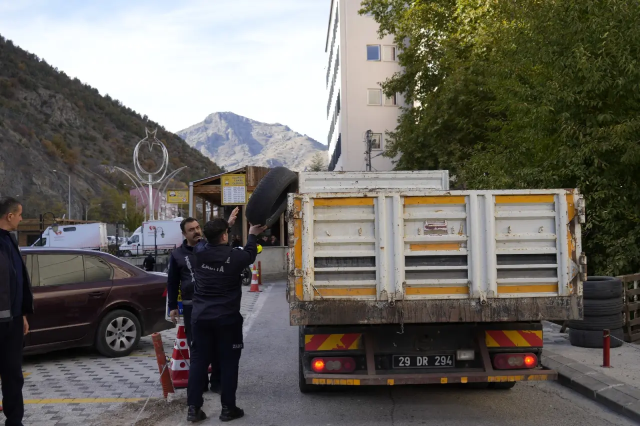 Gümüşhane’de Zabıta’dan kaldırım işgali denetimi 5