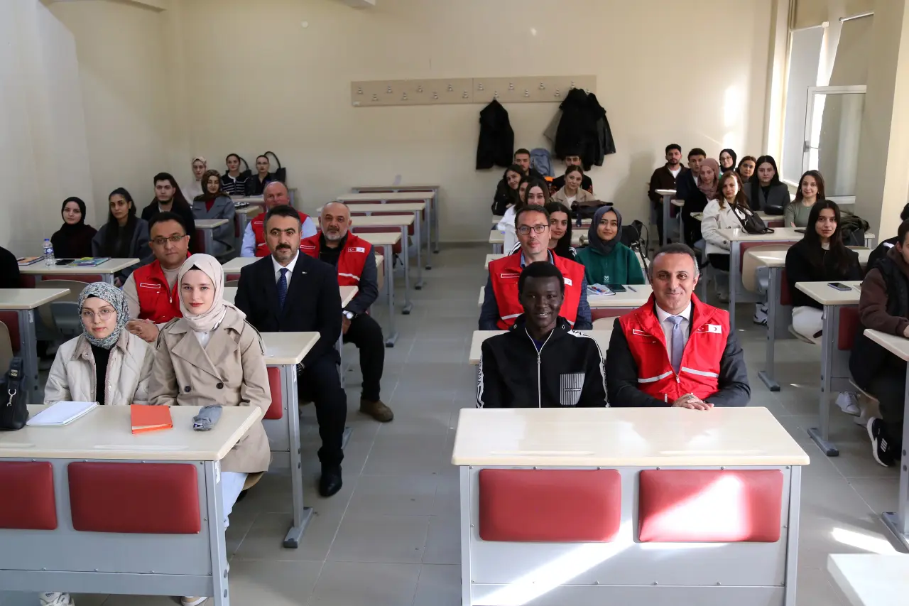 Gümüşhane Üniversitesinde dersler Kızılay yelekleriyle 2