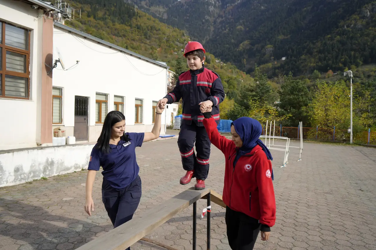Gümüşhane’de ‘Gençlik İtfaiyesi’ projesiyle afet bilinci temelden kazandırılıyor 3