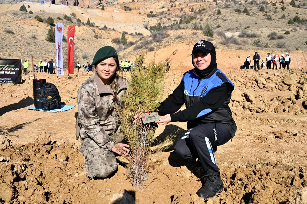Gümüşhane Emniyetinden şehitler için 500 fidan 6