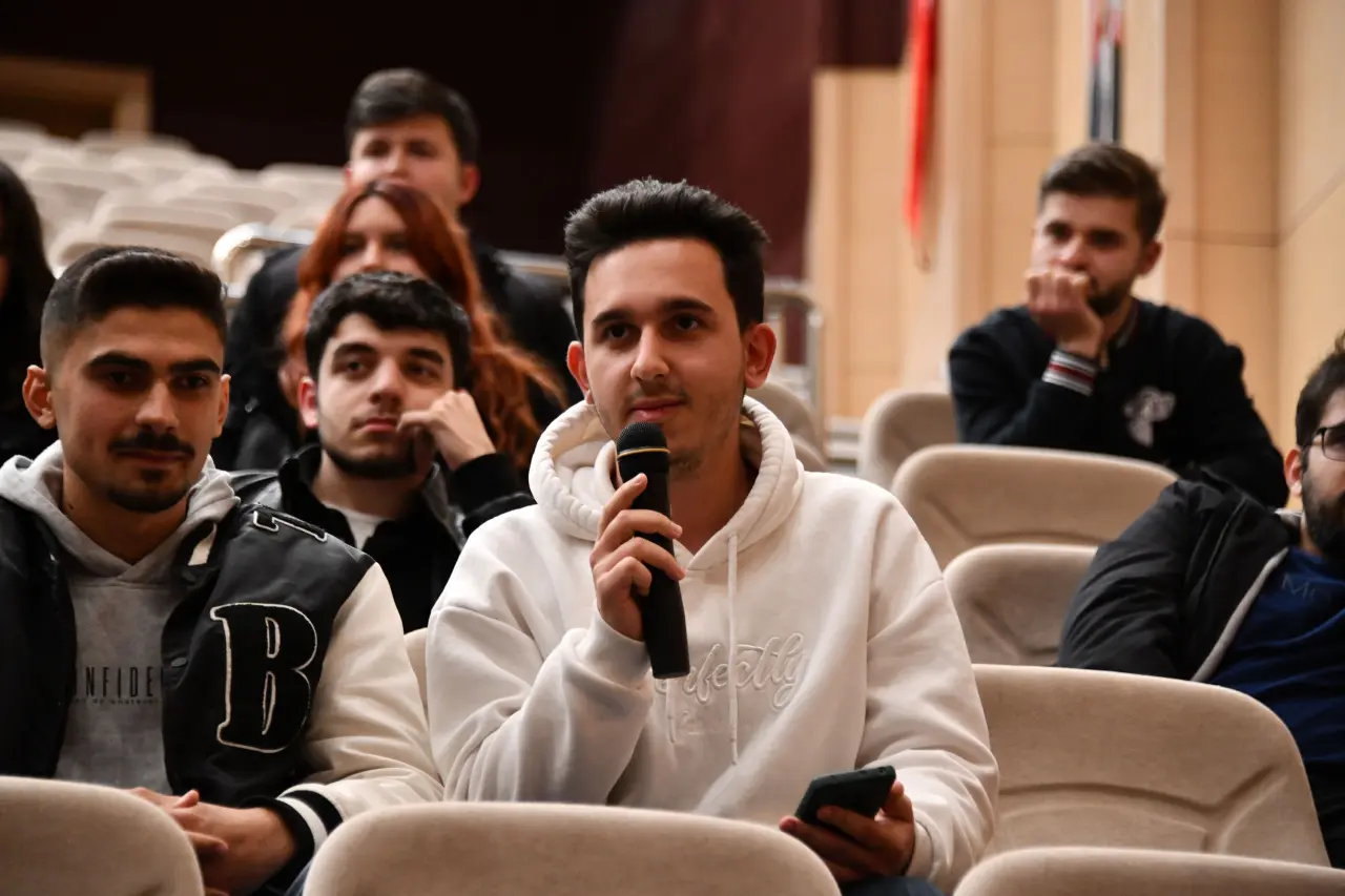 GÜ’de “Kadim Zamanların Ayak İzleri” tartışıldı 16