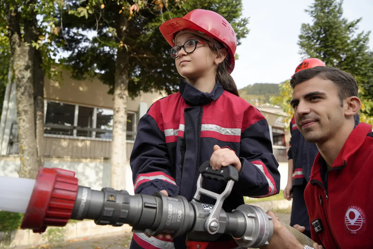 Gümüşhane’de ‘Gençlik İtfaiyesi’ projesiyle afet bilinci temelden kazandırılıyor 1
