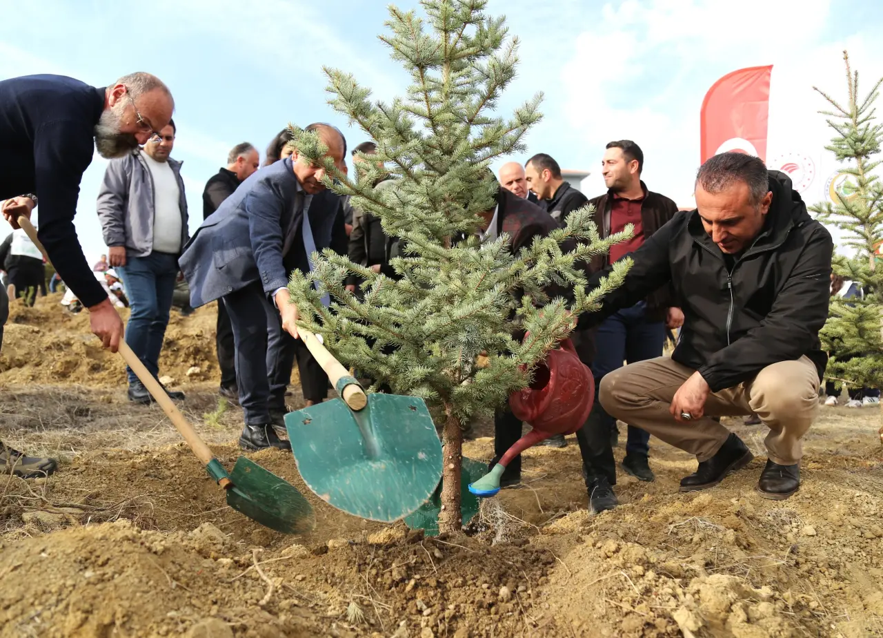 Üniversite'de yeşil seferberlik, binlerce fidanı toprakla buluşturuldu 2