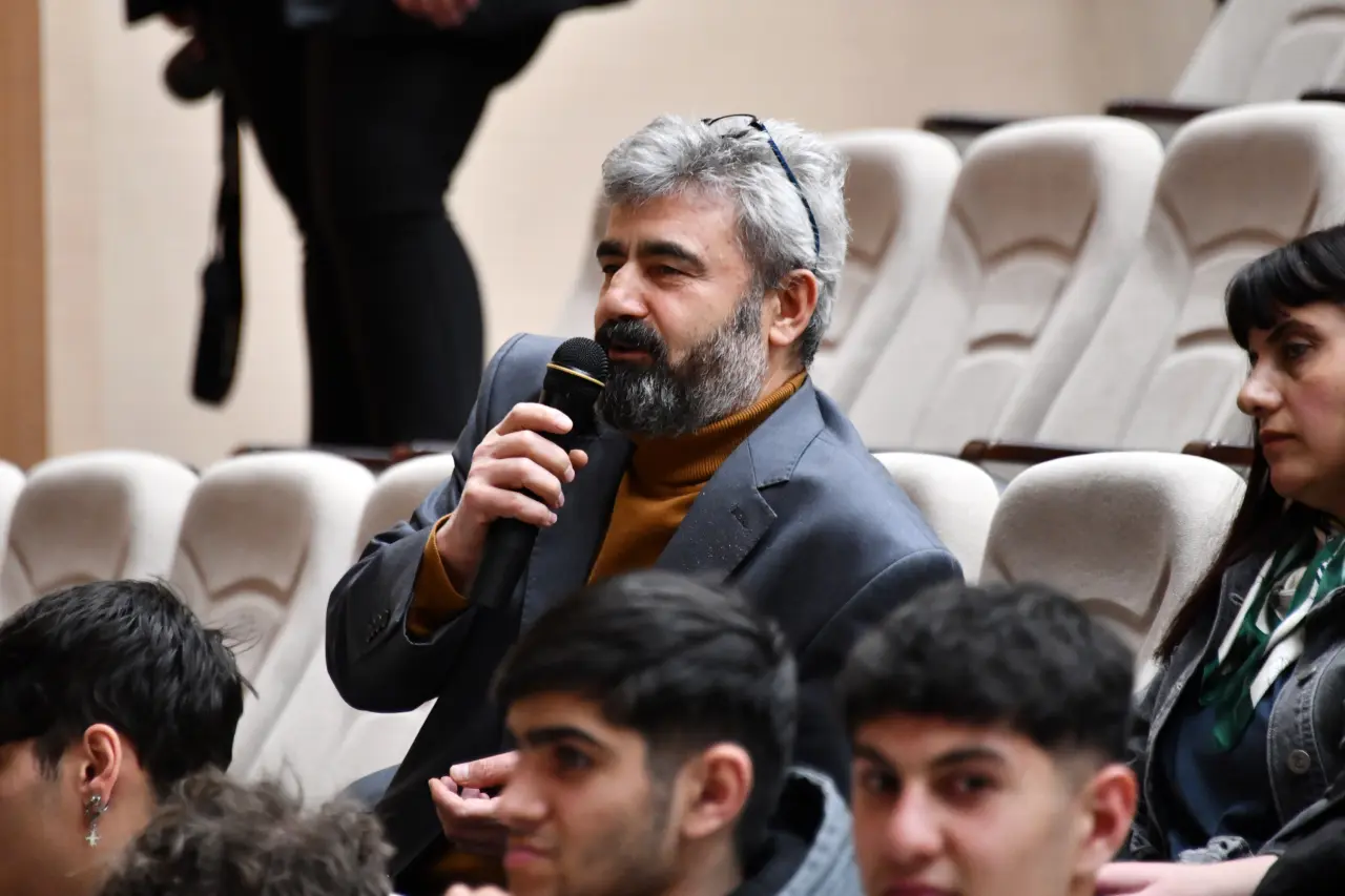 GÜ’de “Kadim Zamanların Ayak İzleri” tartışıldı 15