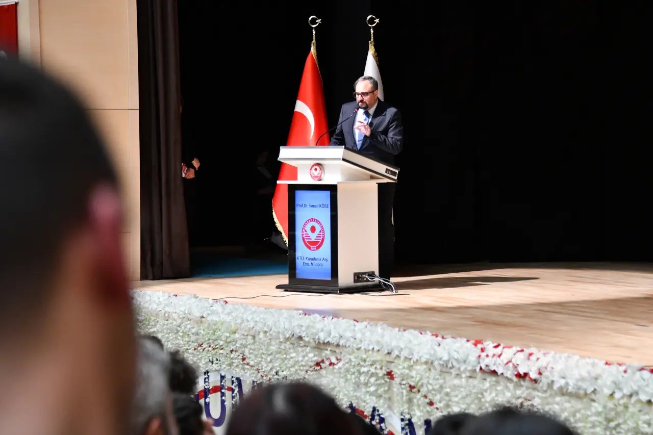 GÜ’de “Kadim Zamanların Ayak İzleri” tartışıldı 10