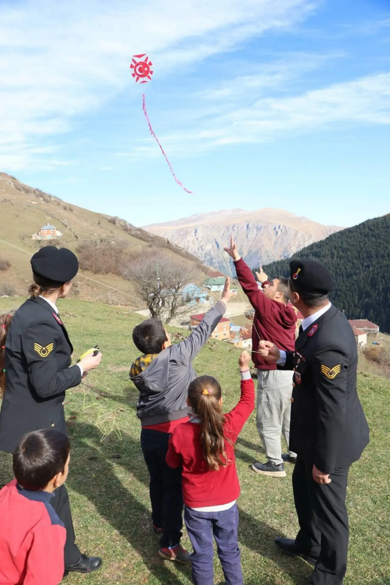 Jandarma’dan Akocak İlkokulu’na anlamlı ziyaret 3