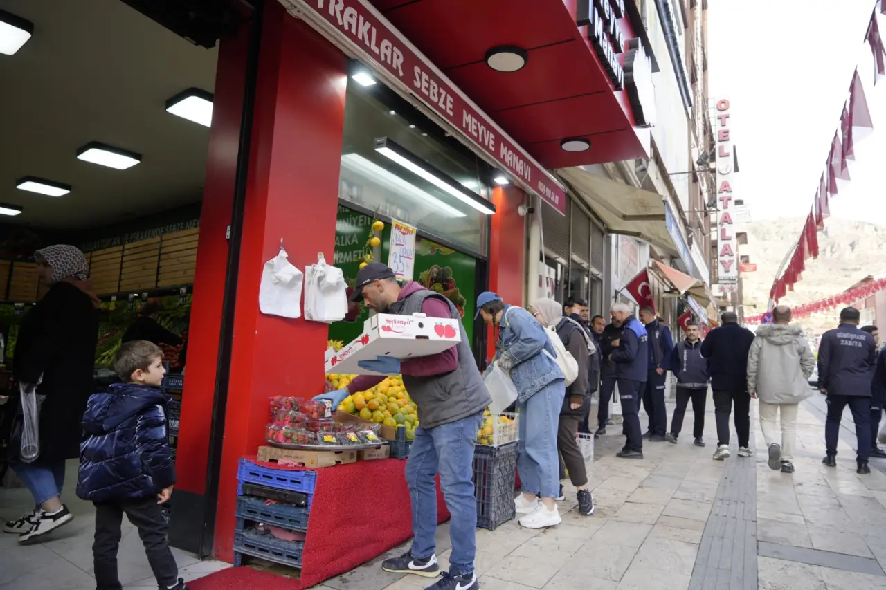 Gümüşhane’de Zabıta’dan kaldırım işgali denetimi 4
