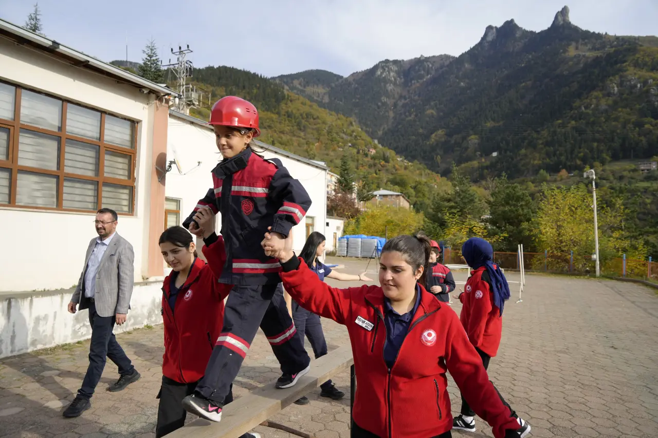 Gümüşhane’de ‘Gençlik İtfaiyesi’ projesiyle afet bilinci temelden kazandırılıyor 2