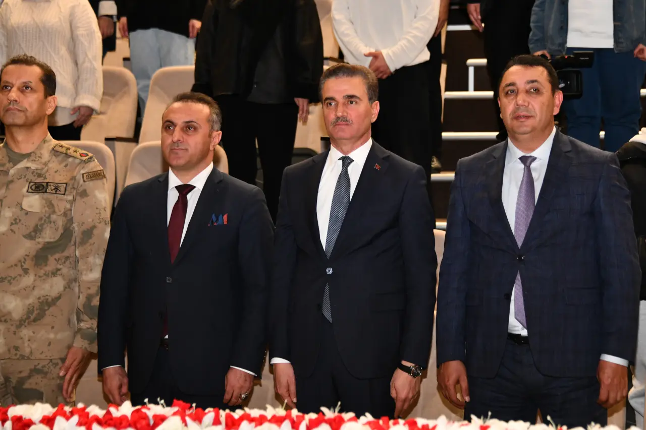 GÜ’de “Kadim Zamanların Ayak İzleri” tartışıldı 7