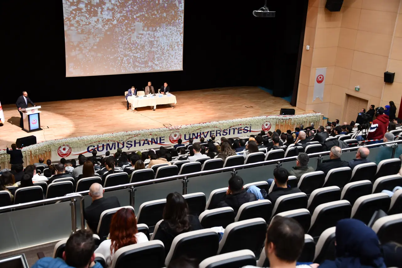 GÜ’de “Kadim Zamanların Ayak İzleri” tartışıldı 8