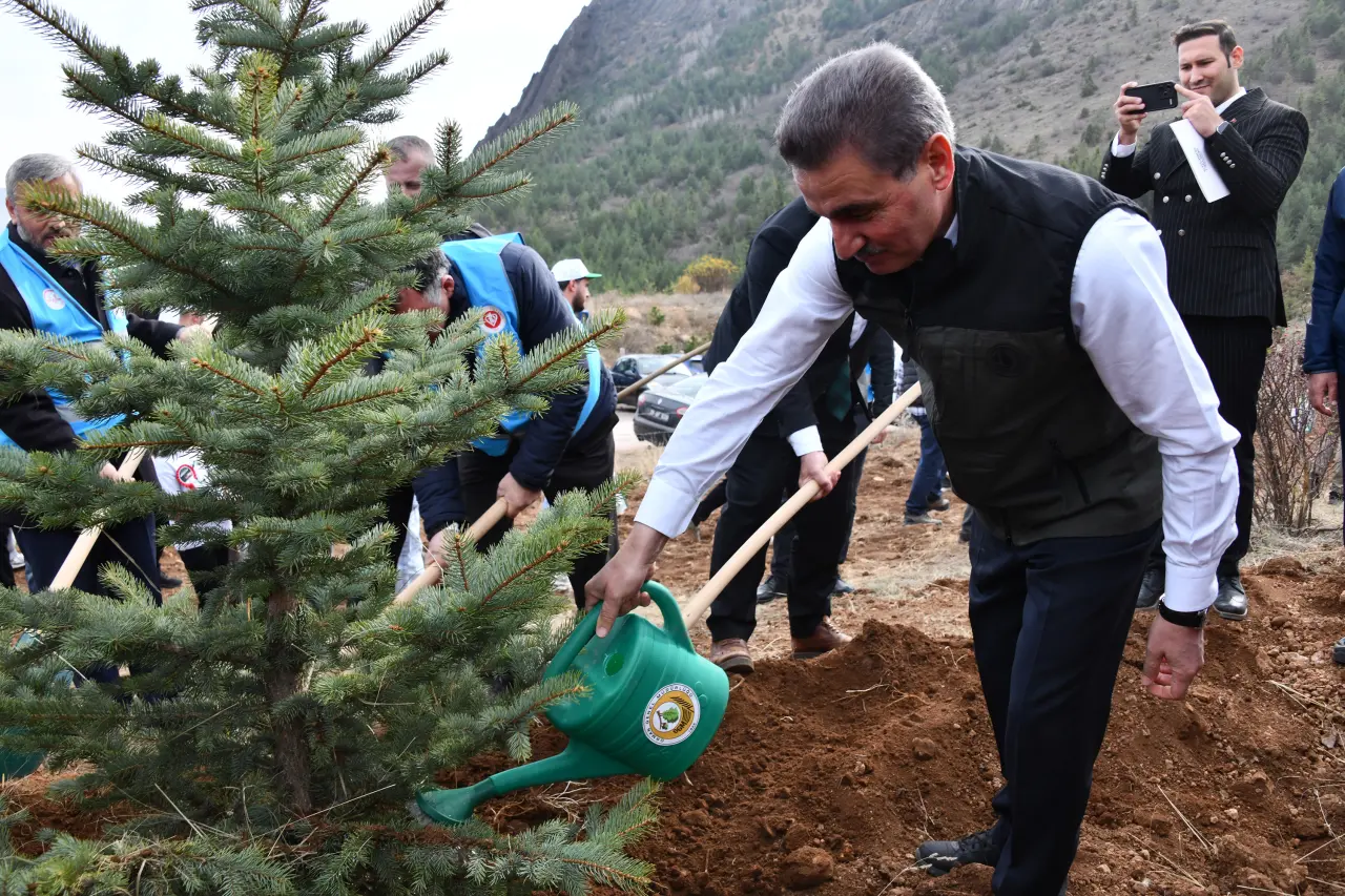 Gümüşhane'de “Yeşil Vatan Seferberliğinde” fidanlar toprakla buluştu 14