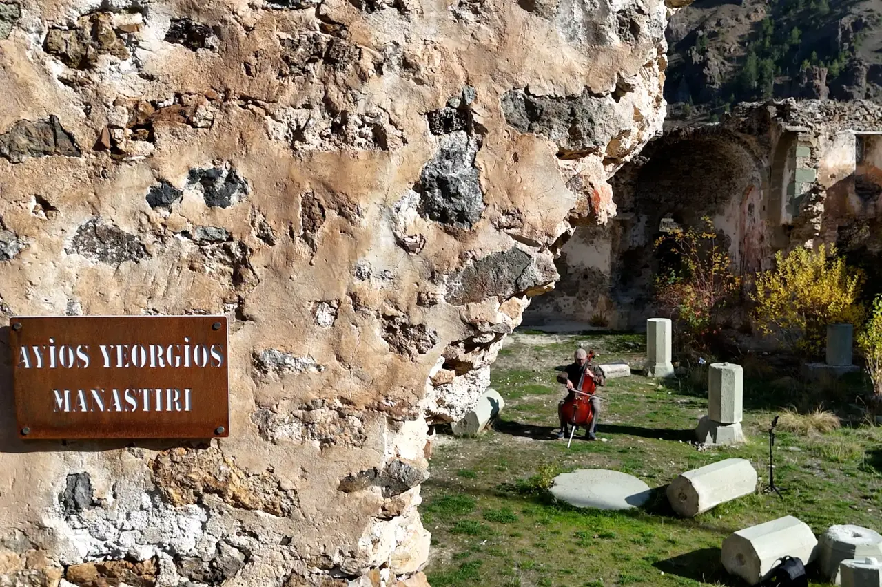 Gümüşhaneli müzisyenden tarihi mekanlarda viyolonsel ile eşsiz performans 4