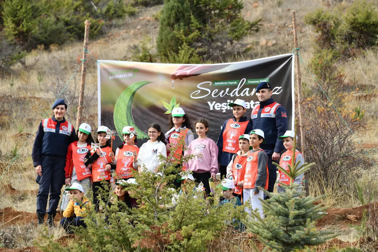 Gümüşhane'de “Yeşil Vatan Seferberliğinde” fidanlar toprakla buluştu 20