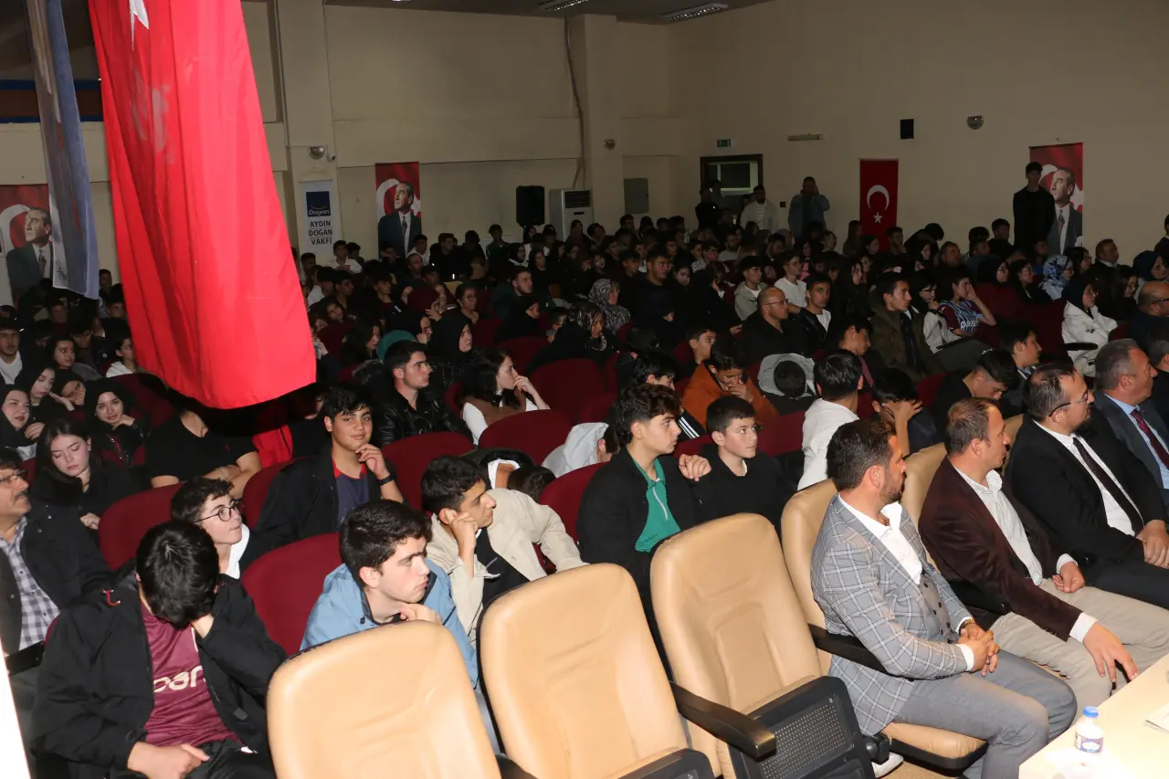 Kelkit’te “Gençlik Çağında Bilgi ve Gelecek Planlaması” konferansı 9