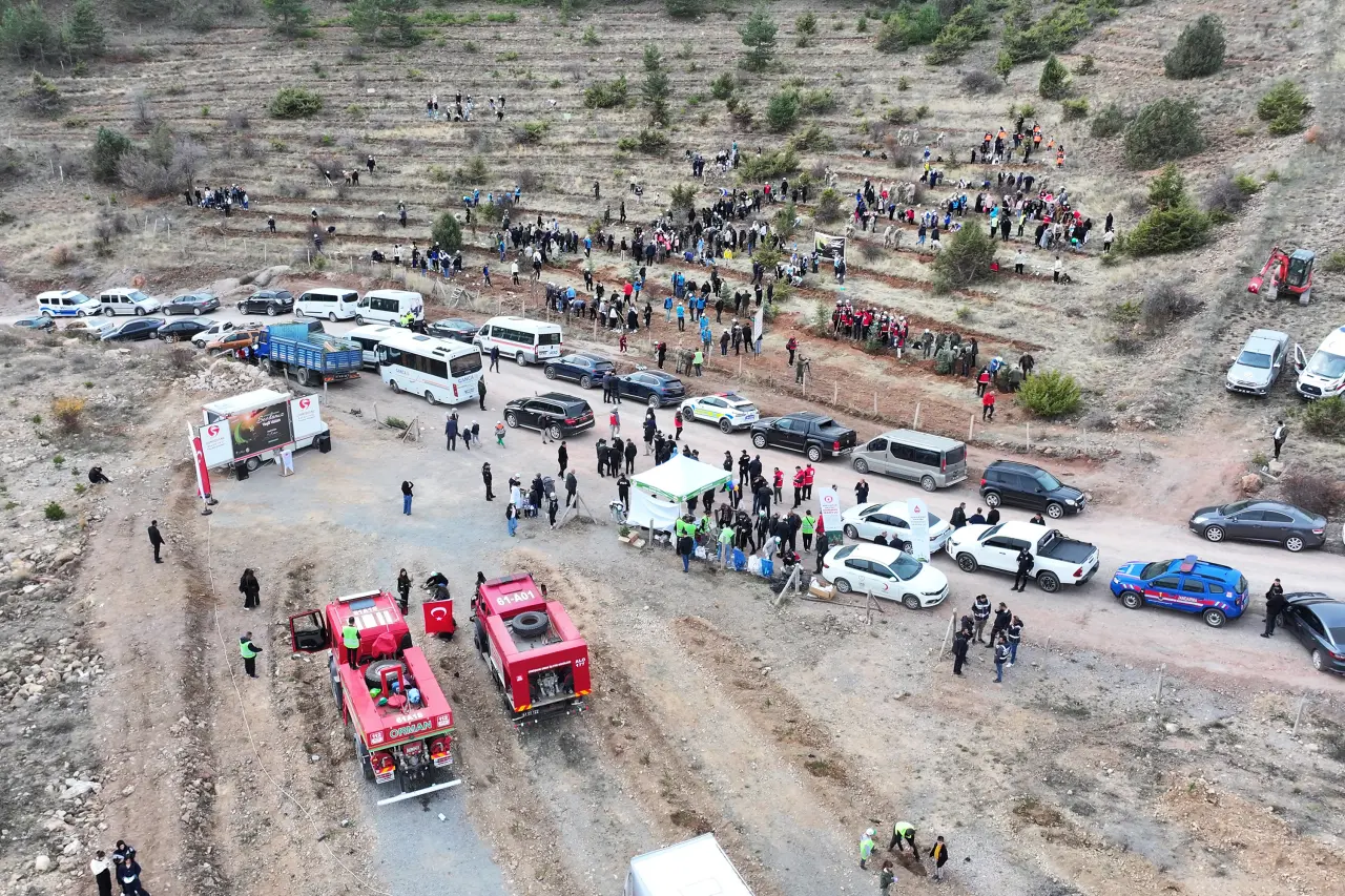 Gümüşhane'de “Yeşil Vatan Seferberliğinde” fidanlar toprakla buluştu 2