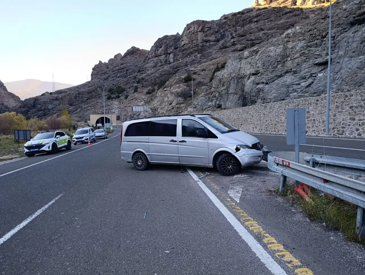 Gümüşhane-Trabzon yolunda korkutan kaza: 4 yaralı 2