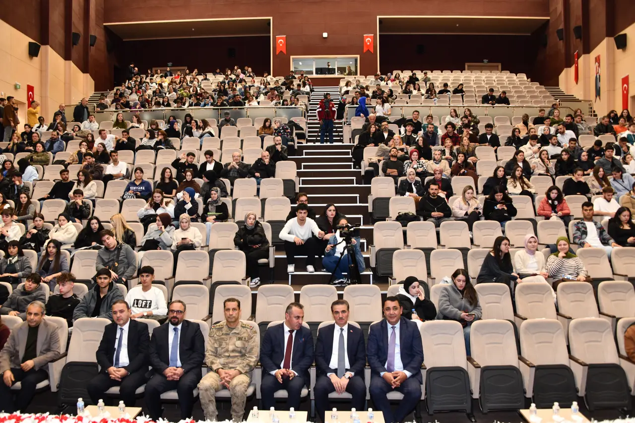 GÜ’de “Kadim Zamanların Ayak İzleri” tartışıldı 6