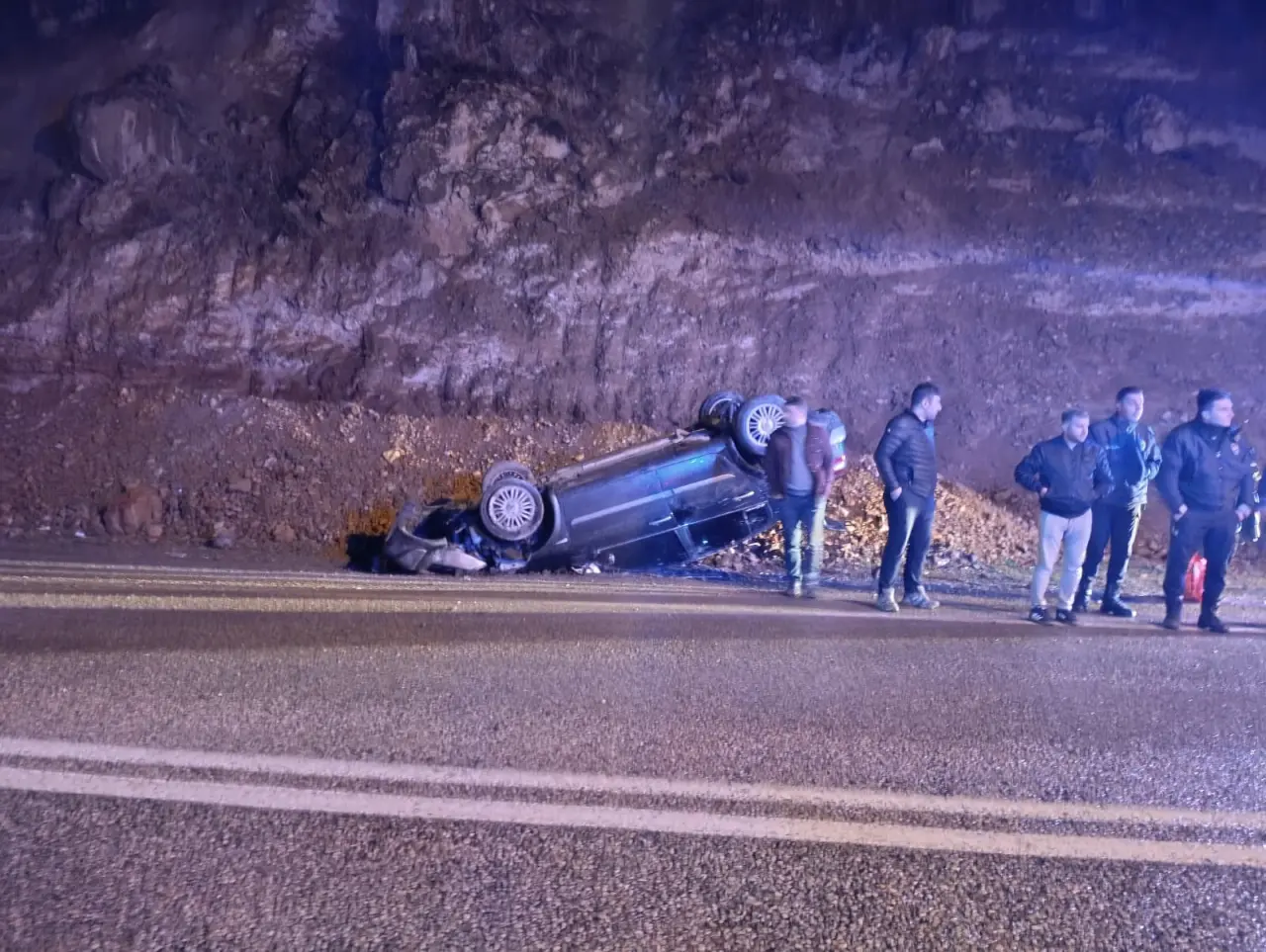 Gümüşhane'de yoldaki kaya parçaları kazaya neden oldu: 2 yaralı 6