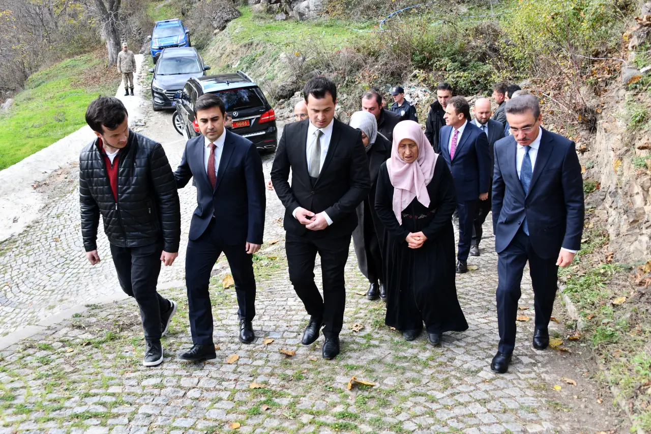 Şehit Öğretmen Necmettin Yılmaz Öğretmenler Gününde kabri başında anıldı 16