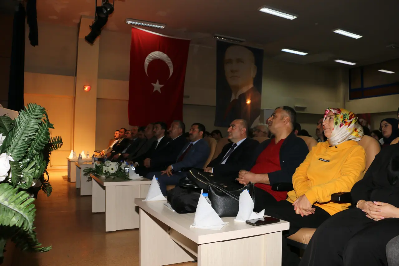 Kelkit’te “Gençlik Çağında Bilgi ve Gelecek Planlaması” konferansı 8