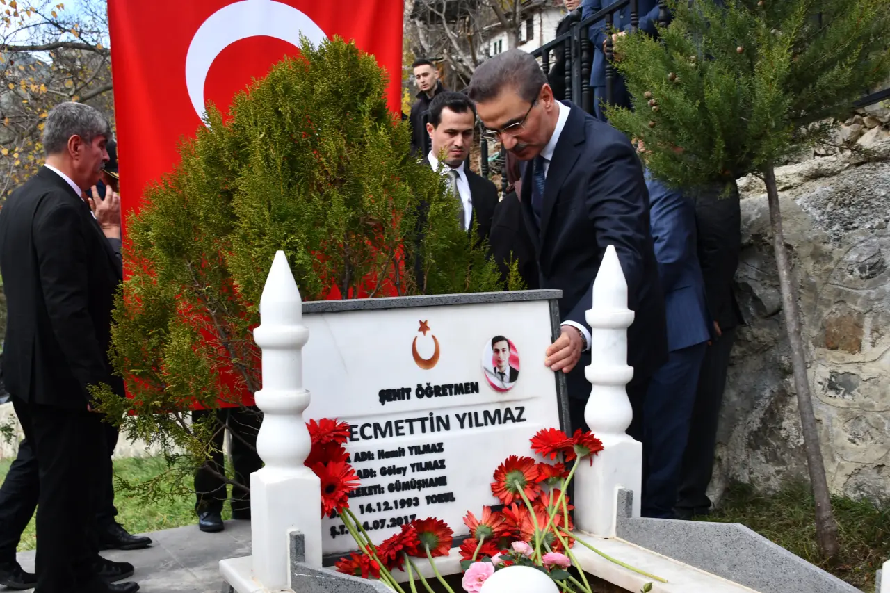 Şehit Öğretmen Necmettin Yılmaz Öğretmenler Gününde kabri başında anıldı 10
