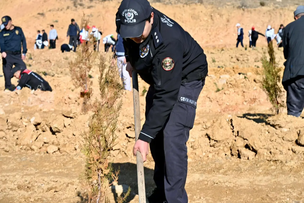 Gümüşhane Emniyetinden şehitler için 500 fidan 11