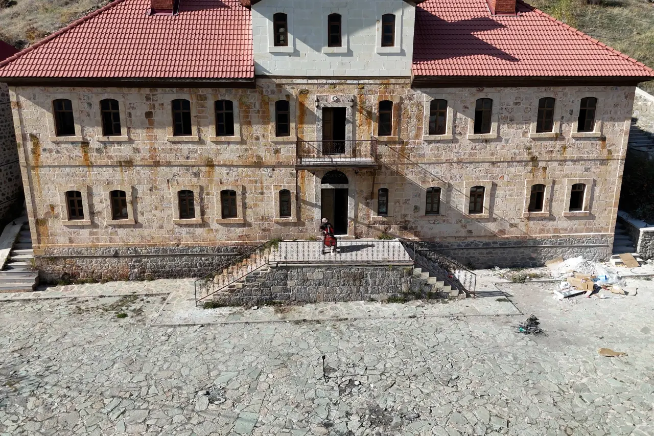 Gümüşhaneli müzisyenden tarihi mekanlarda viyolonsel ile eşsiz performans 3