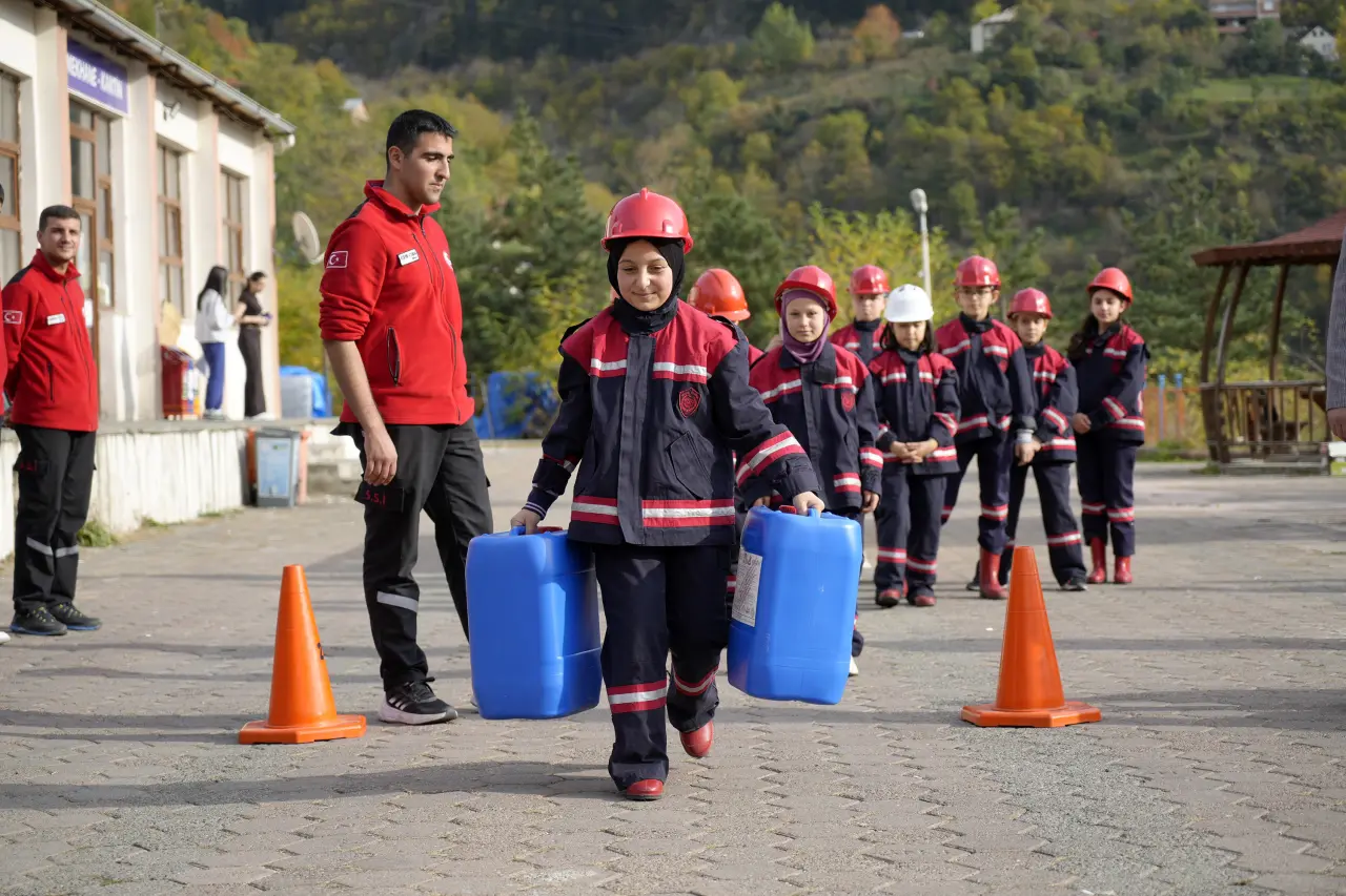 Gümüşhane’de ‘Gençlik İtfaiyesi’ projesiyle afet bilinci temelden kazandırılıyor 5
