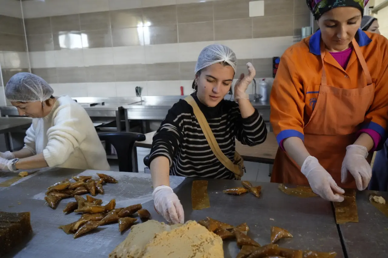 İtalyan Öğrenciler Gümüşhane’de Tezgahın Başına Geçti: Pestil ve Köme Yapımında İtalyan İmzası 6