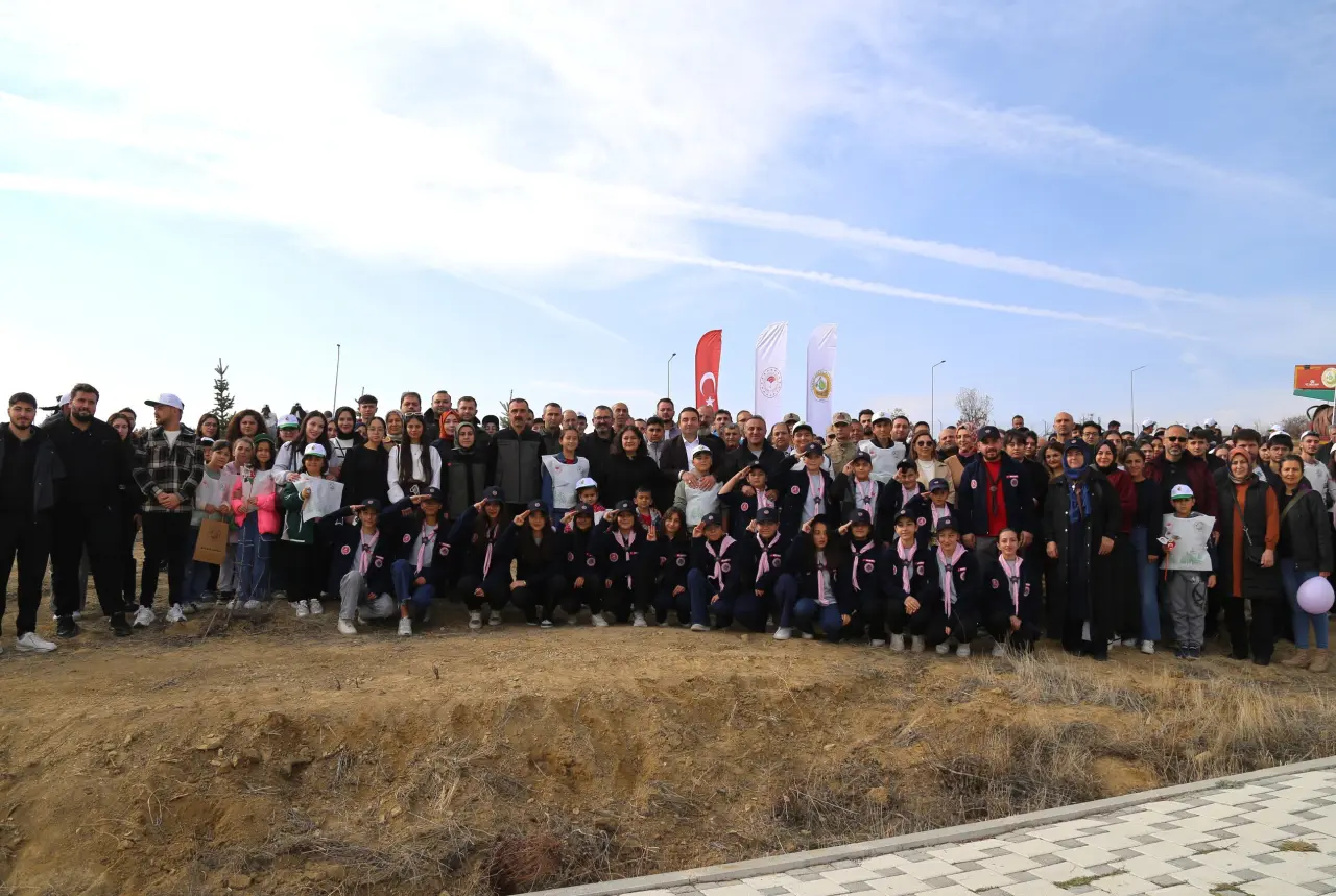 Üniversite'de yeşil seferberlik, binlerce fidanı toprakla buluşturuldu 1