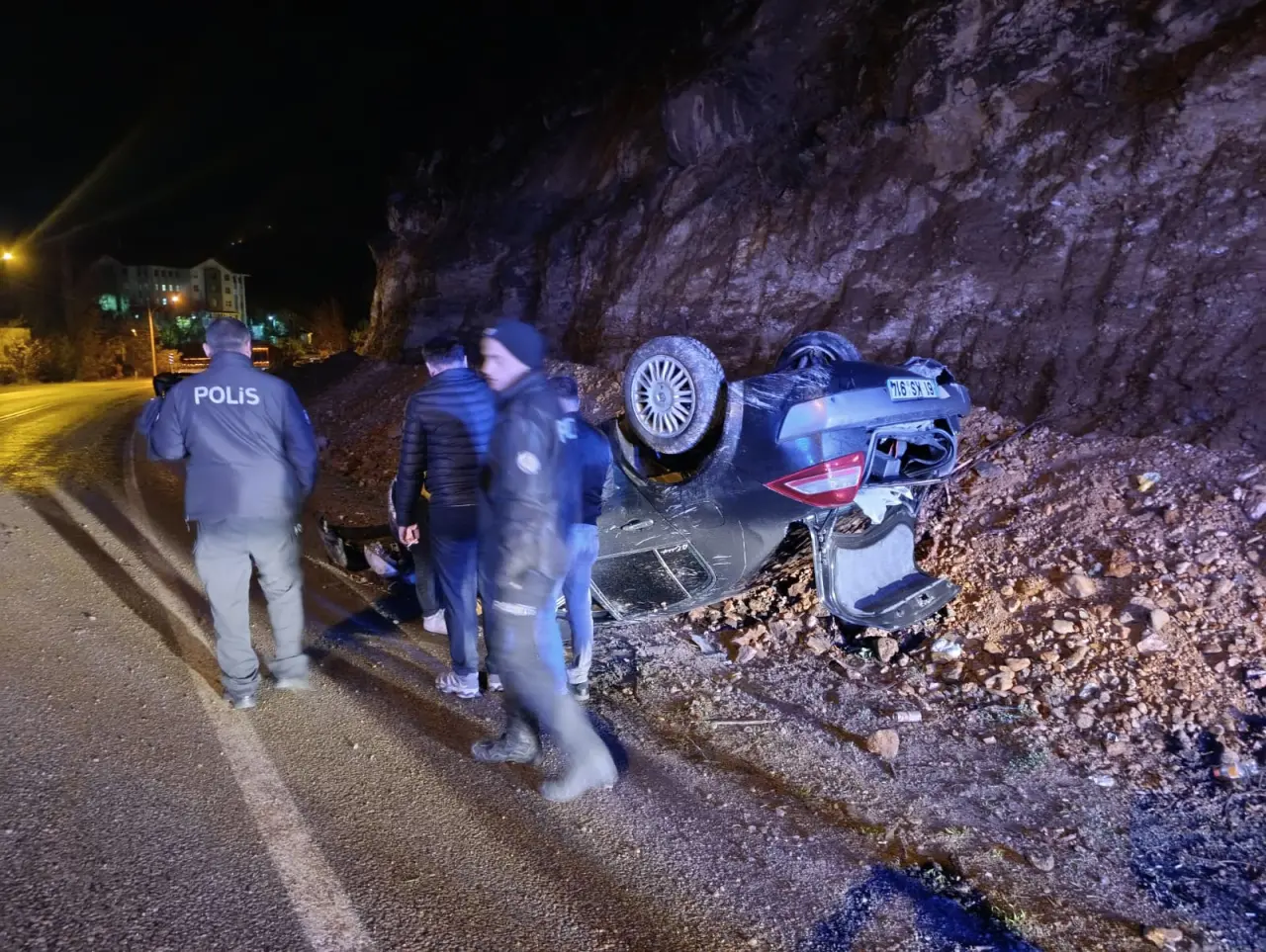 Gümüşhane'de yoldaki kaya parçaları kazaya neden oldu: 2 yaralı 2