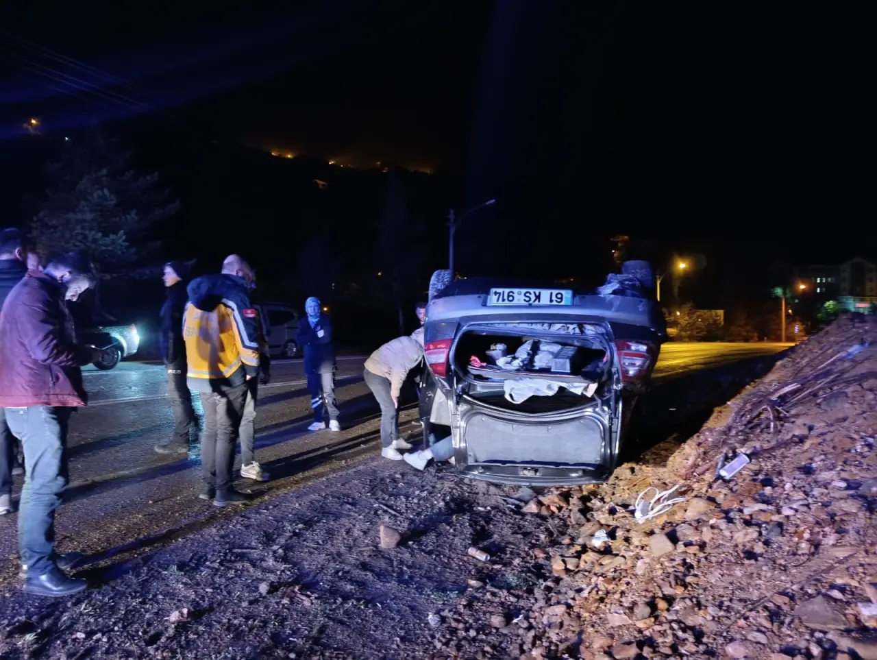 Gümüşhane'de yoldaki kaya parçaları kazaya neden oldu: 2 yaralı 5