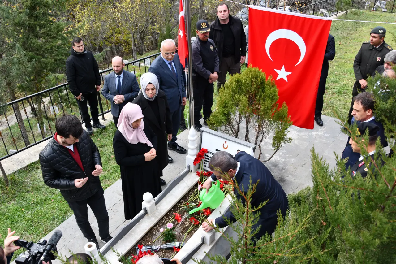 Şehit Öğretmen Necmettin Yılmaz Öğretmenler Gününde kabri başında anıldı 9