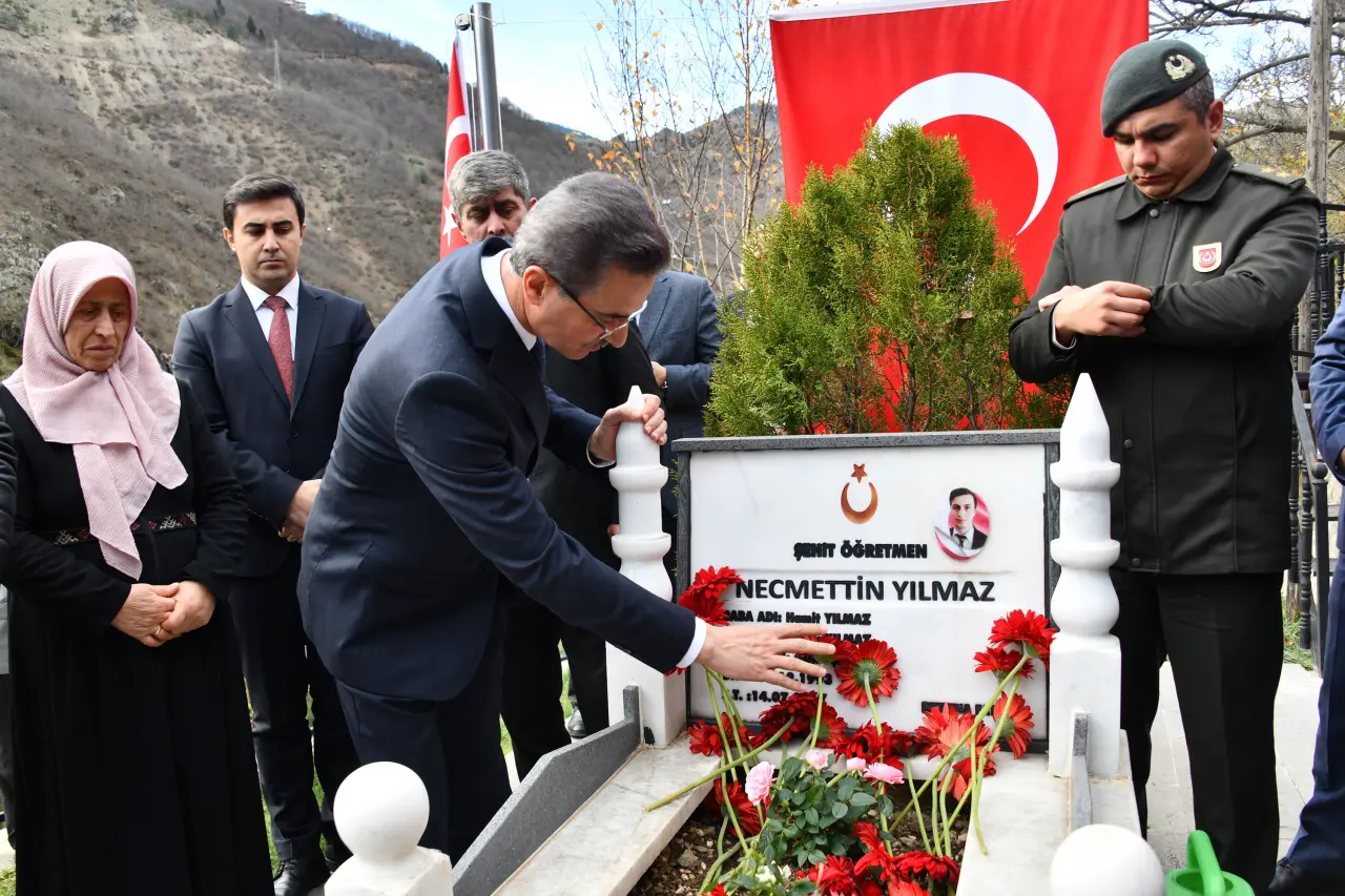 Şehit Öğretmen Necmettin Yılmaz Öğretmenler Gününde kabri başında anıldı 8