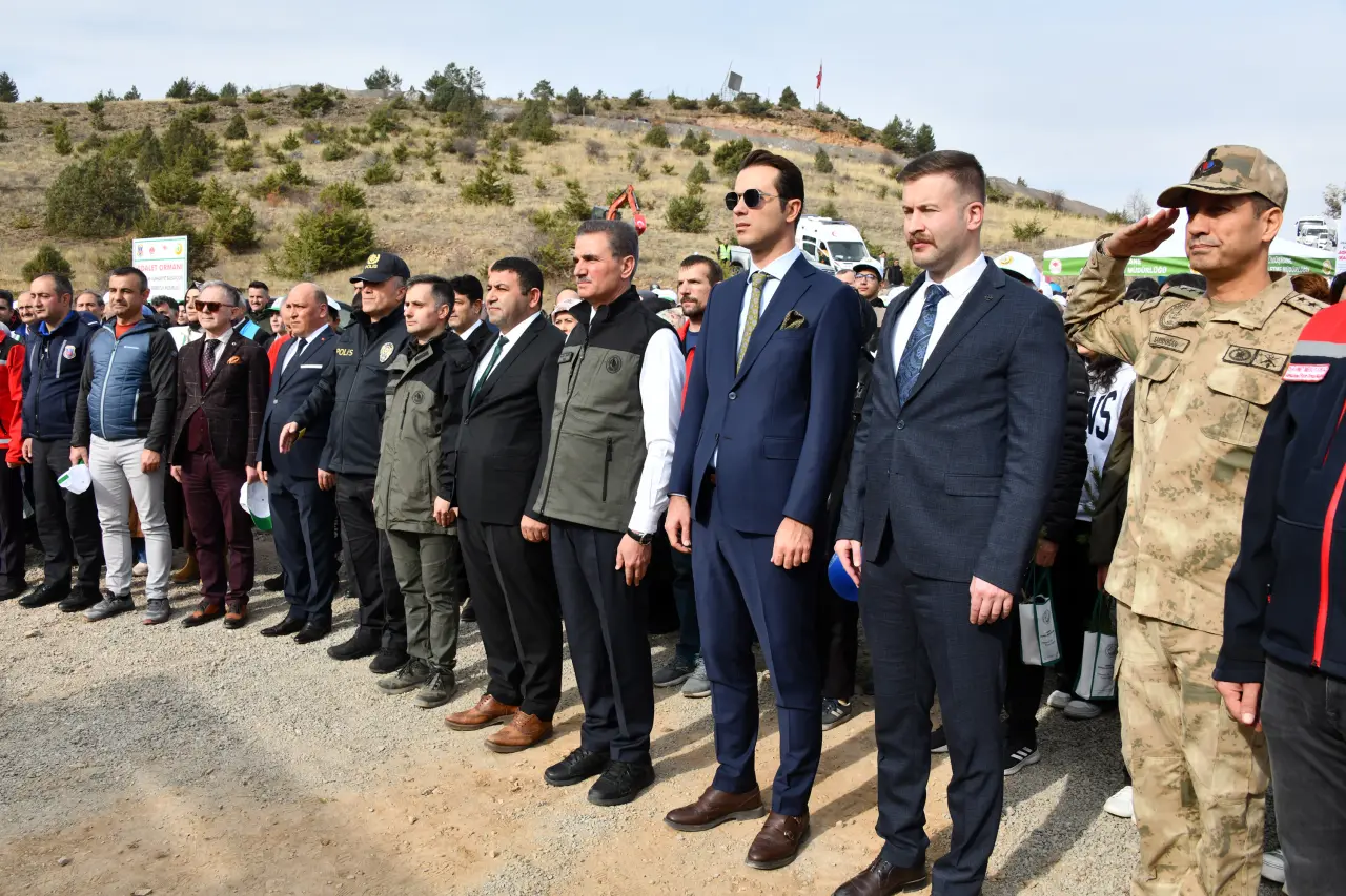 Gümüşhane'de “Yeşil Vatan Seferberliğinde” fidanlar toprakla buluştu 4