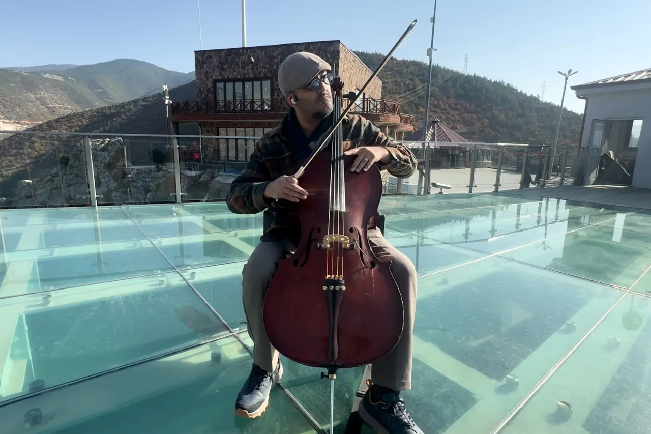 Gümüşhaneli müzisyenden tarihi mekanlarda viyolonsel ile eşsiz performans 6