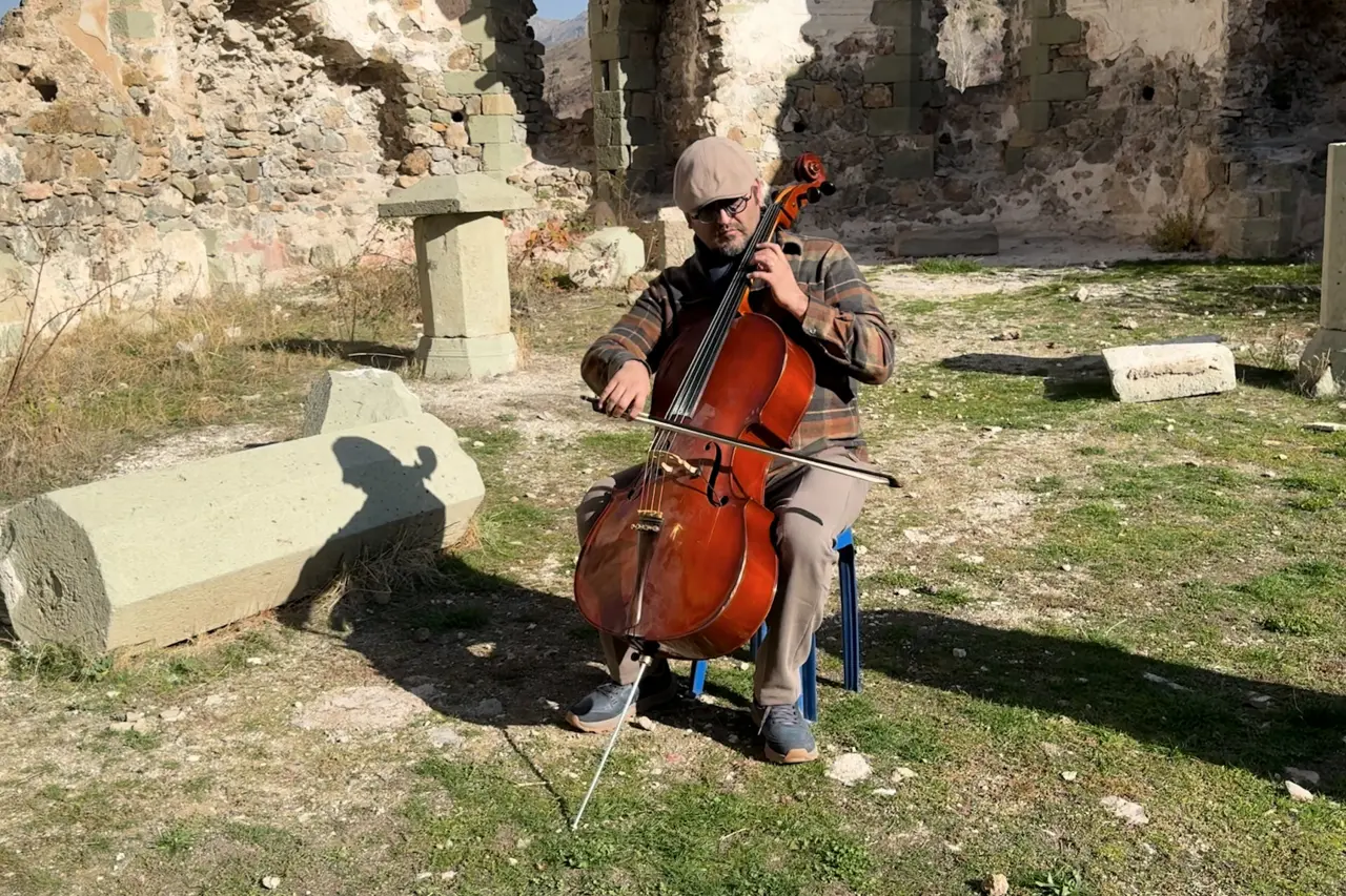 Gümüşhaneli müzisyenden tarihi mekanlarda viyolonsel ile eşsiz performans 8