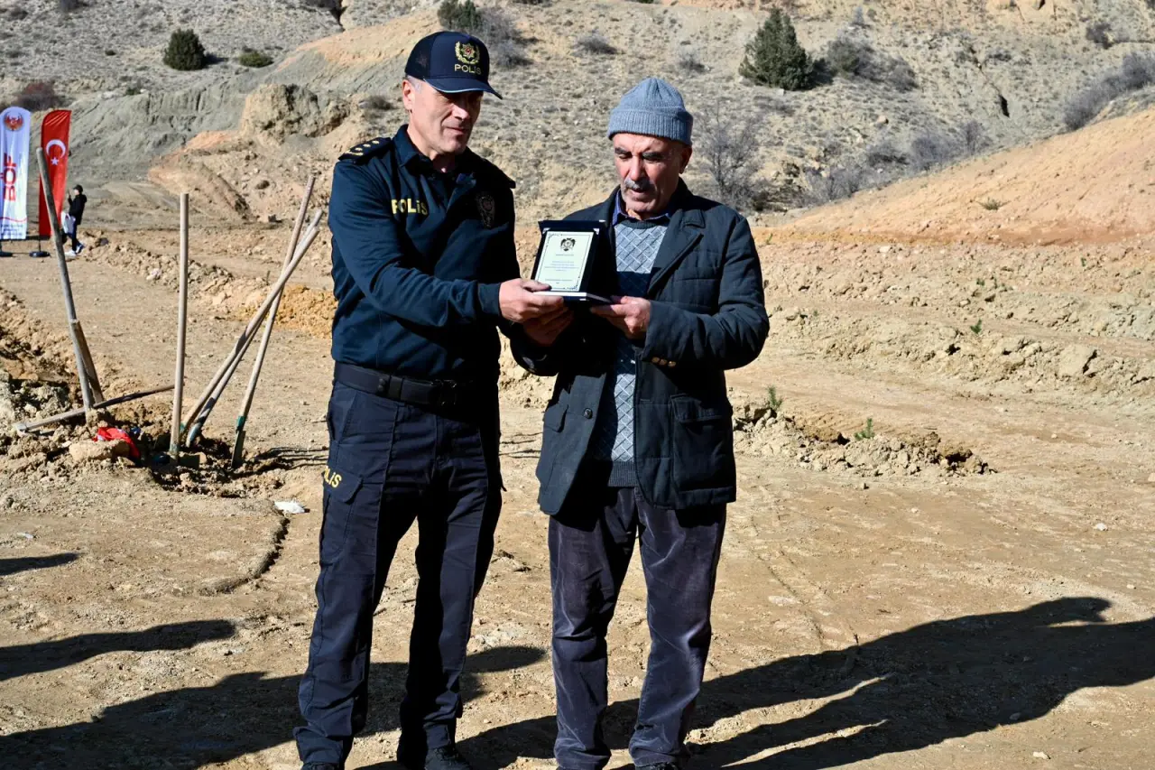 Gümüşhane Emniyetinden şehitler için 500 fidan 13