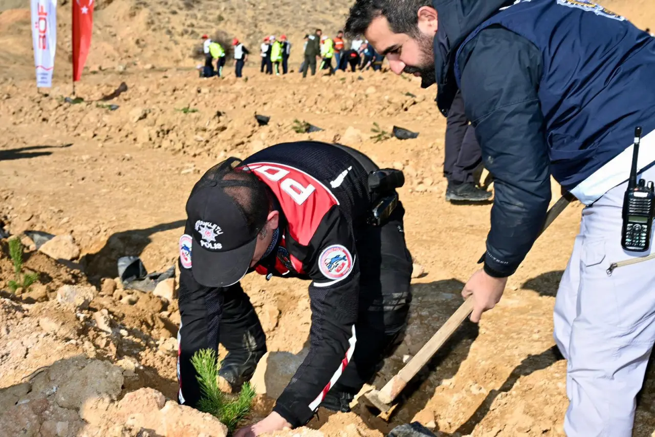 Gümüşhane Emniyetinden şehitler için 500 fidan 12