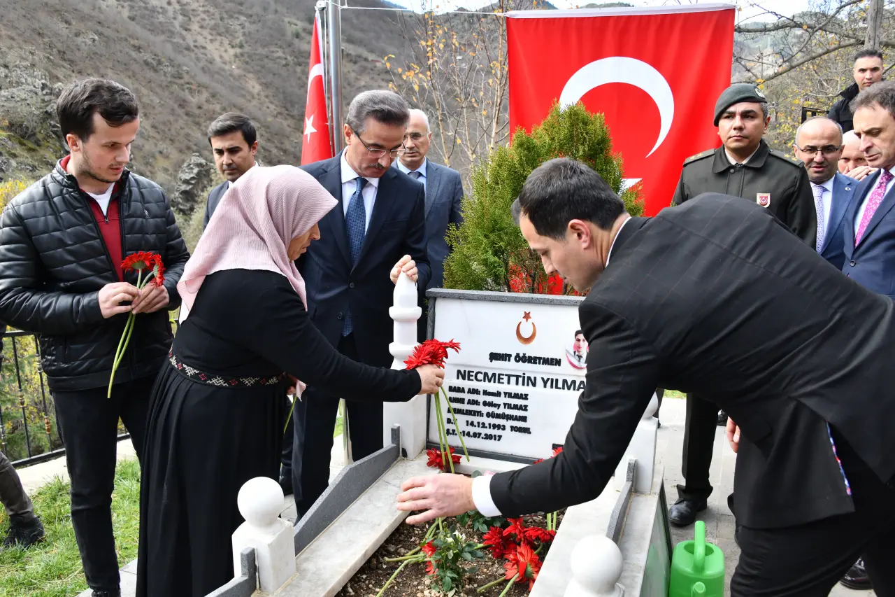 Şehit Öğretmen Necmettin Yılmaz Öğretmenler Gününde kabri başında anıldı 12