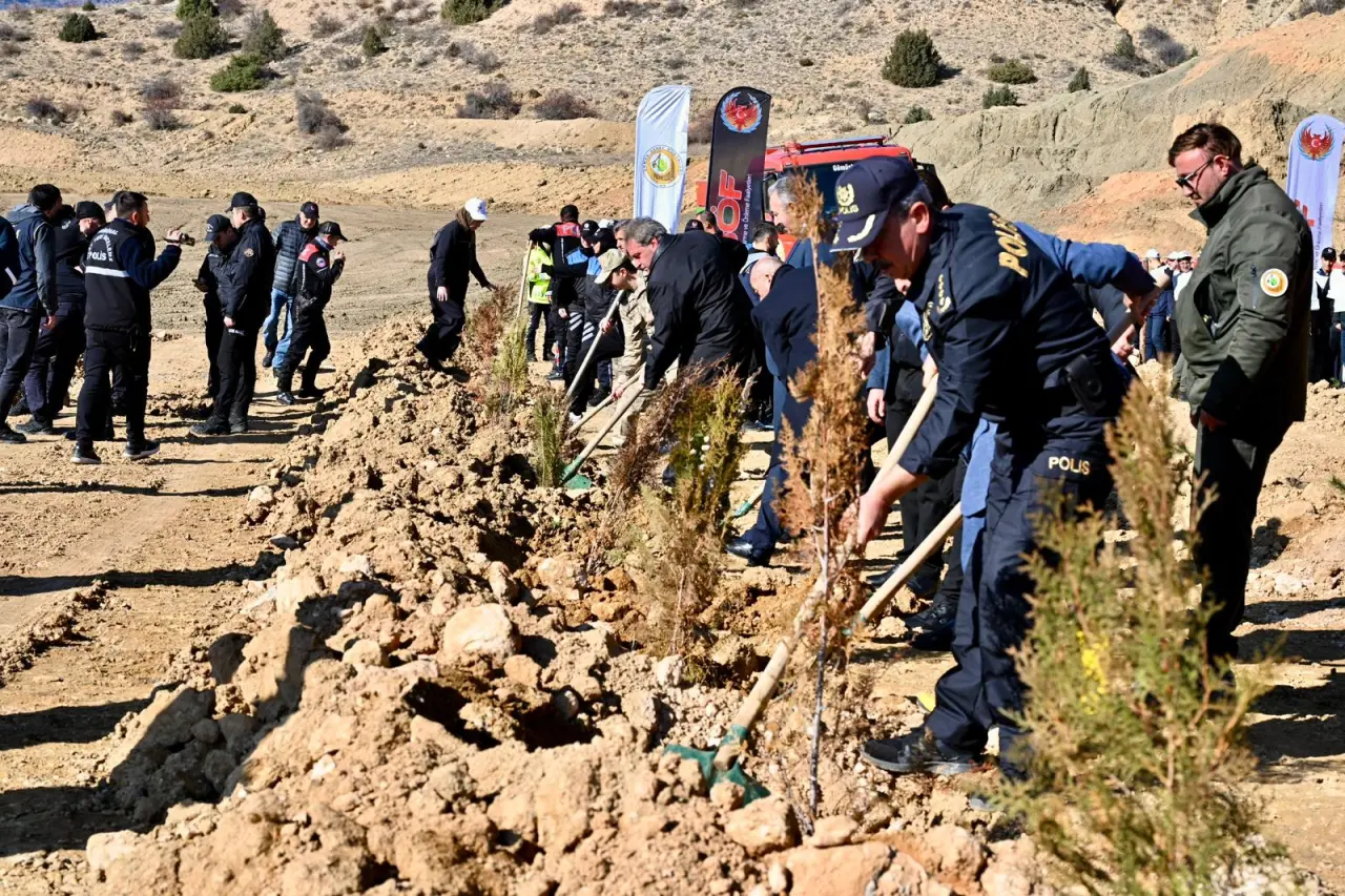 Gümüşhane Emniyetinden şehitler için 500 fidan 9