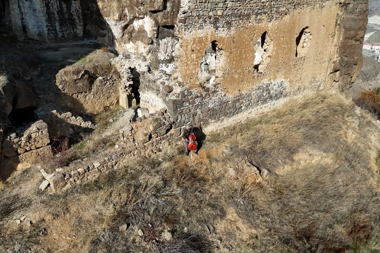 Gümüşhaneli müzisyenden tarihi mekanlarda viyolonsel ile eşsiz performans 5