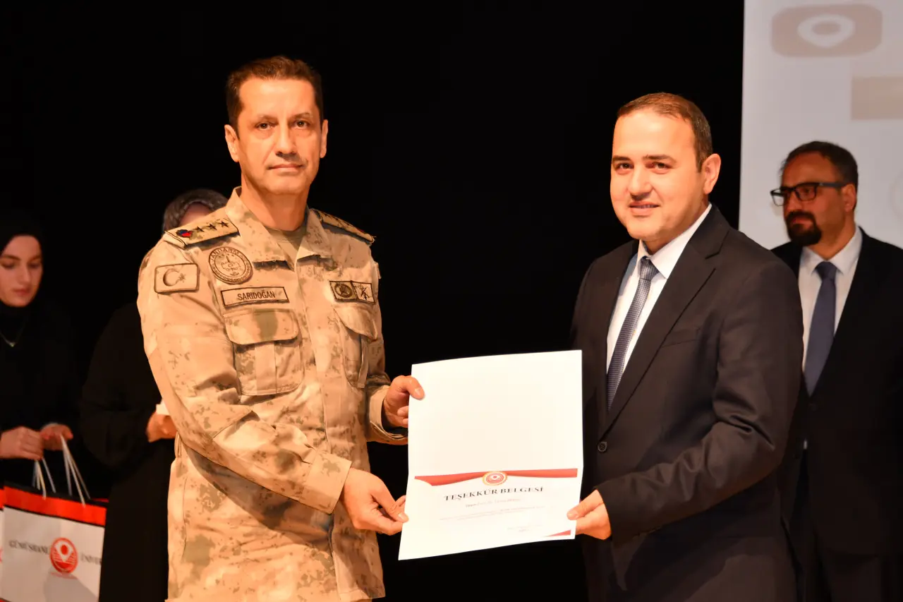 GÜ’de “Kadim Zamanların Ayak İzleri” tartışıldı 17