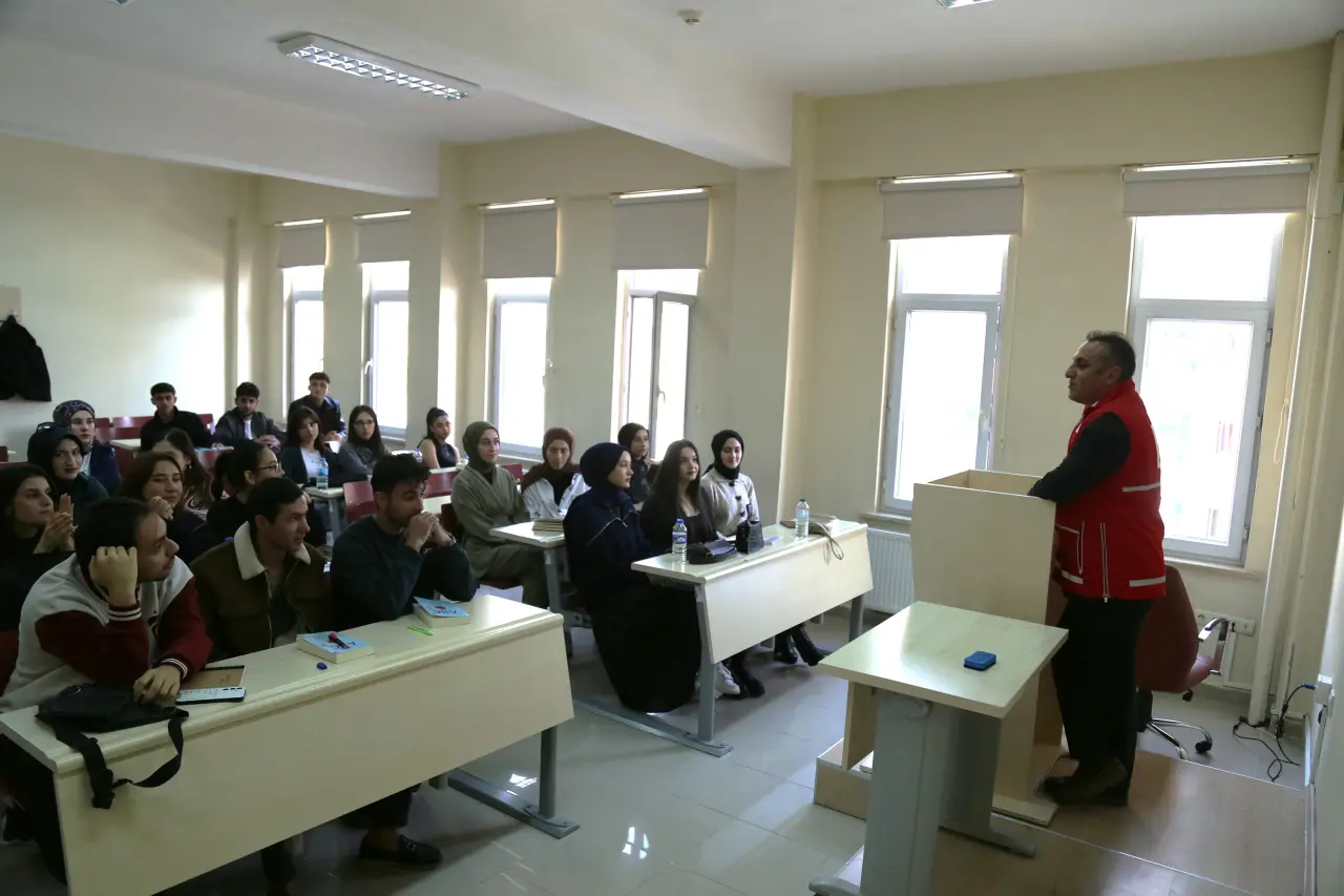 Gümüşhane Üniversitesinde dersler Kızılay yelekleriyle 4