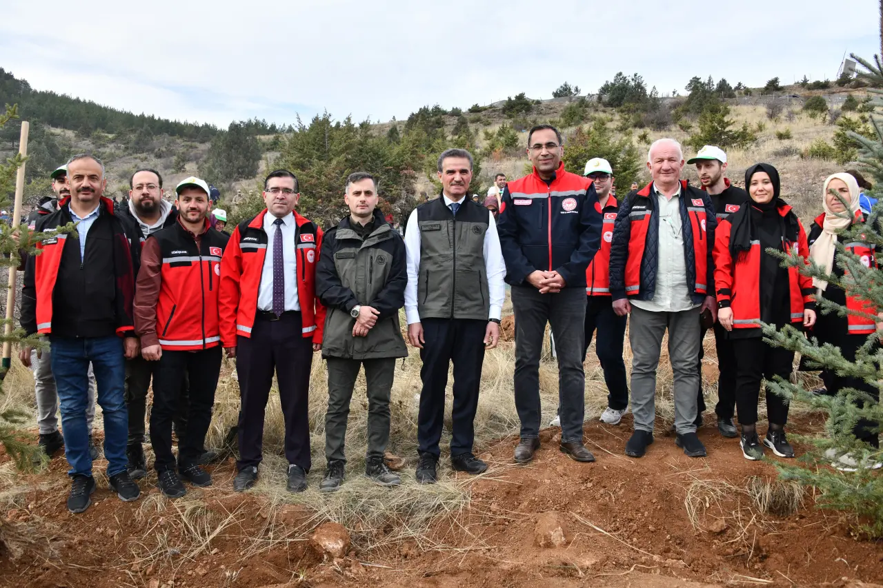 Gümüşhane'de “Yeşil Vatan Seferberliğinde” fidanlar toprakla buluştu 19